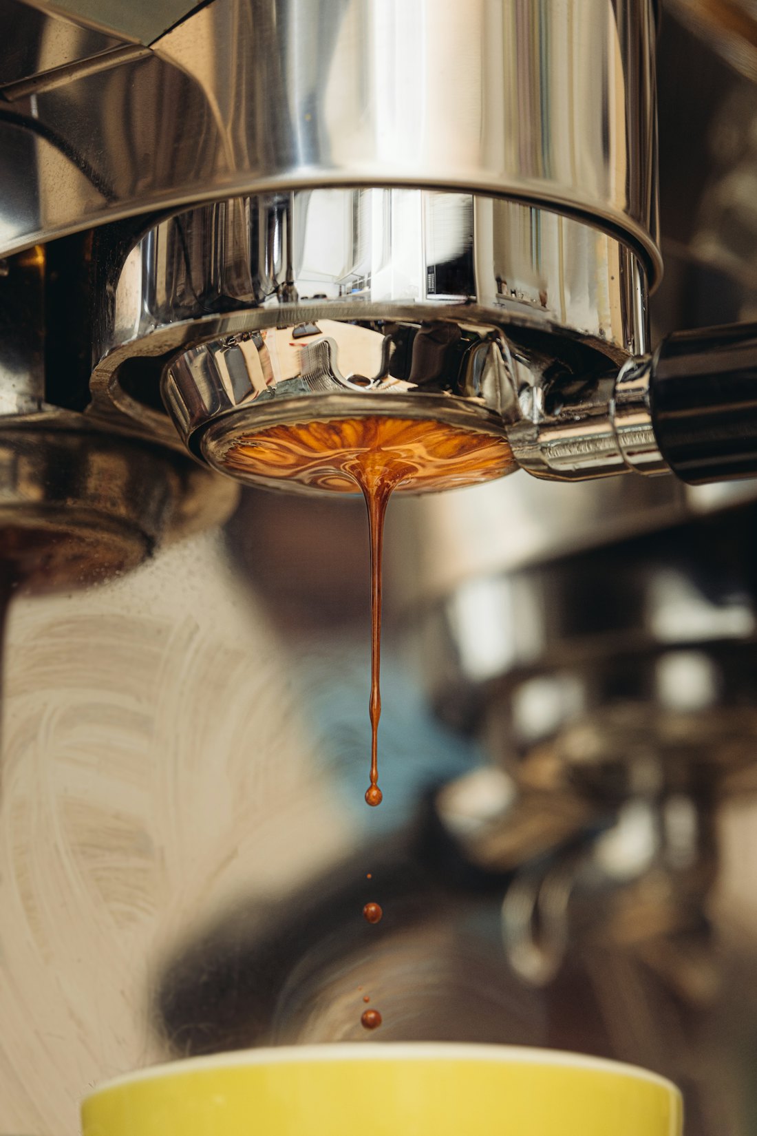Espresso extracting from a machine portafilter